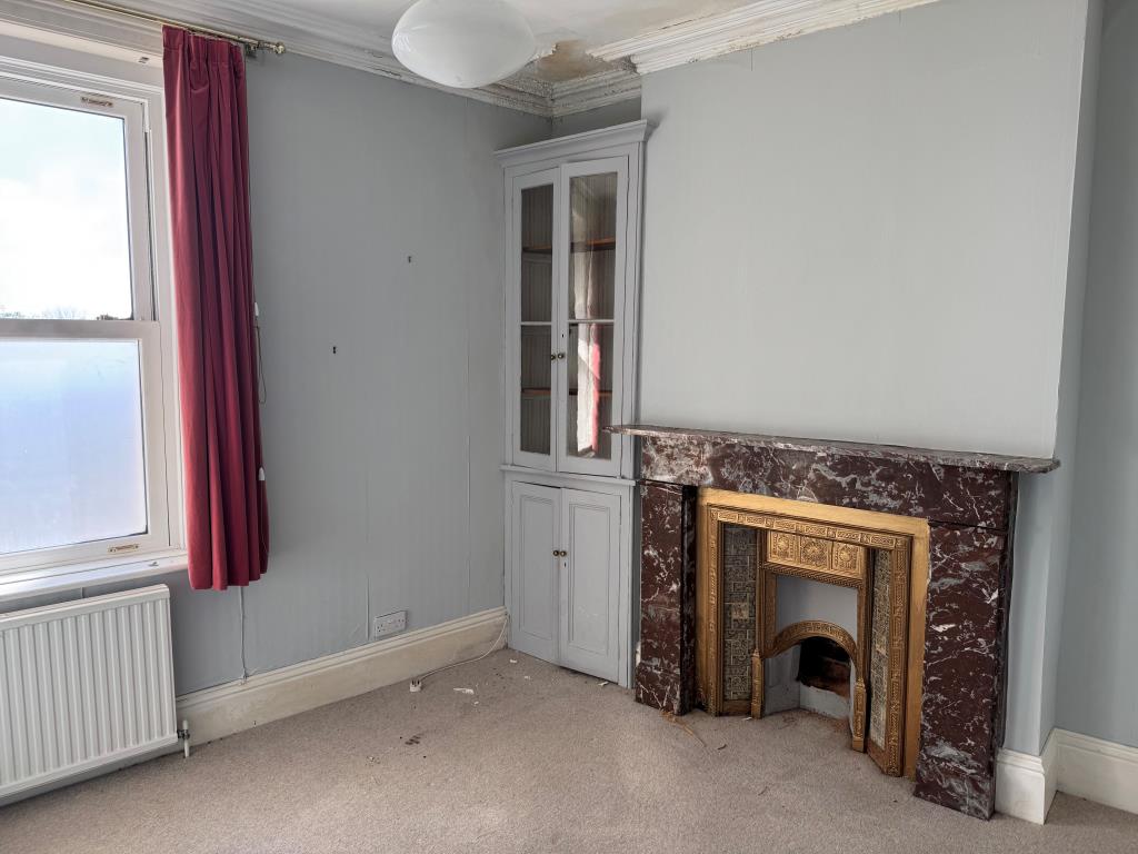 Lot: 141 - FOUR-BEDROOM HOUSE FOR IMPROVEMENT WITH SEA VIEWS - The Living Room